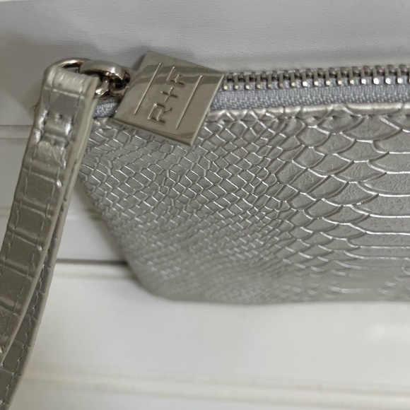 Roadan + Fields Silver Wristlet Purse Never Used Faux Leather Fabric Interior - Picture 1 of 5
